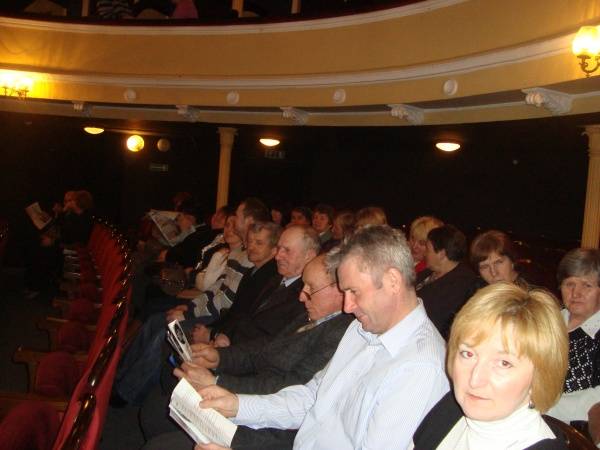 Zdjęcie: Mieszkańcy Gumienic obejrzeli spektakl teatralny - ...