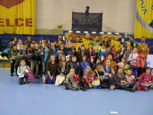 50 uczniów ze Społecznej Szkoły Podstawowej w Drugni kibicowało w Hali Legionów KS Vive Targi Kielce, grającemu przeciw KS Pogoń Handball Szczecin